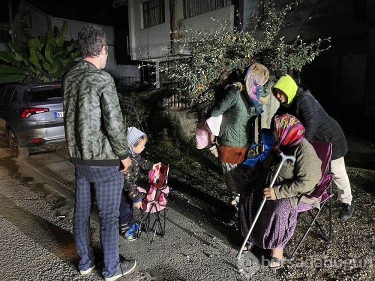 Düzce'de 5,9'luk deprem meydana geldi: Vatandaşlar sokaklara çıktı