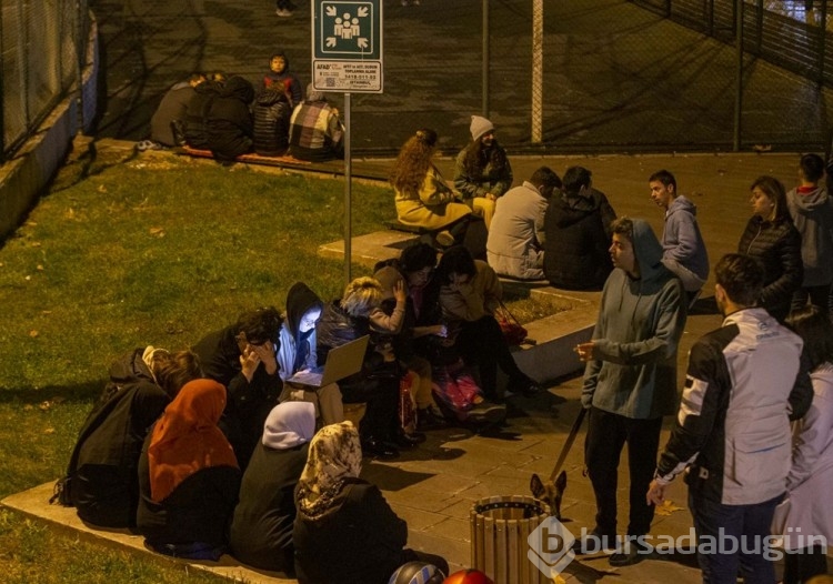 Düzce'de 5,9'luk deprem meydana geldi: Vatandaşlar sokaklara çıktı