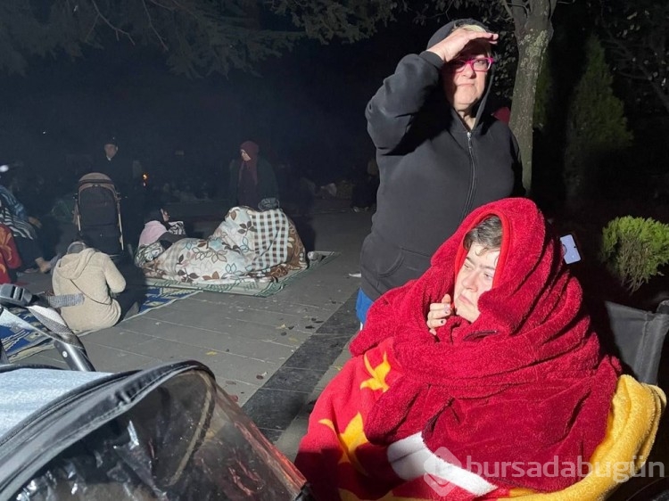 Düzce'de 5,9'luk deprem meydana geldi: Vatandaşlar sokaklara çıktı
