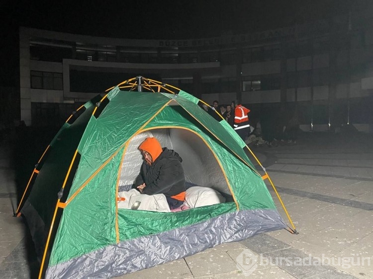 Düzce'de 5,9'luk deprem meydana geldi: Vatandaşlar sokaklara çıktı