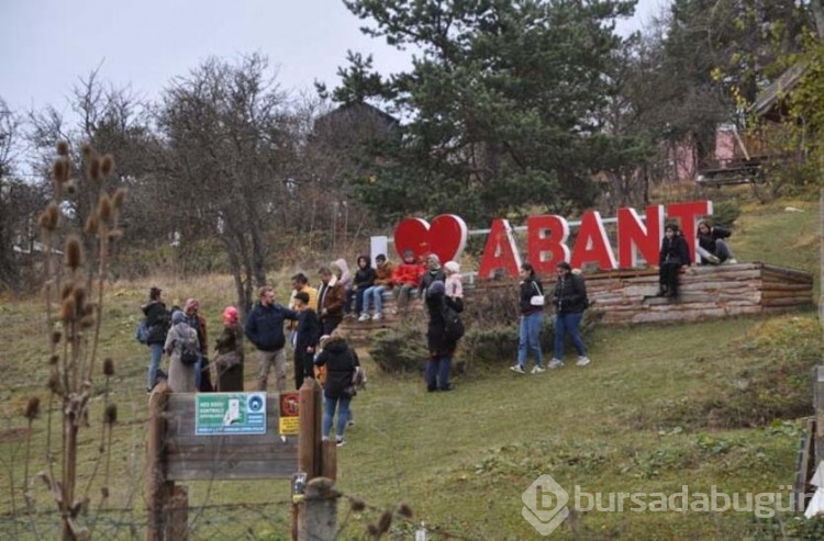 Abant Milli Parkı'nda ziyaretçiler sonbaharın keyfini çıkarıyor

