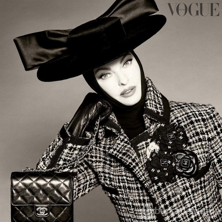 Linda Evangelista, İtalyan moda markası için poz verdi