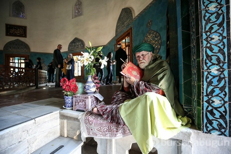 İngiliz ressamın Yeşil Türbe'deki tablosunu 153 yıl sonra fotoğrafladı
