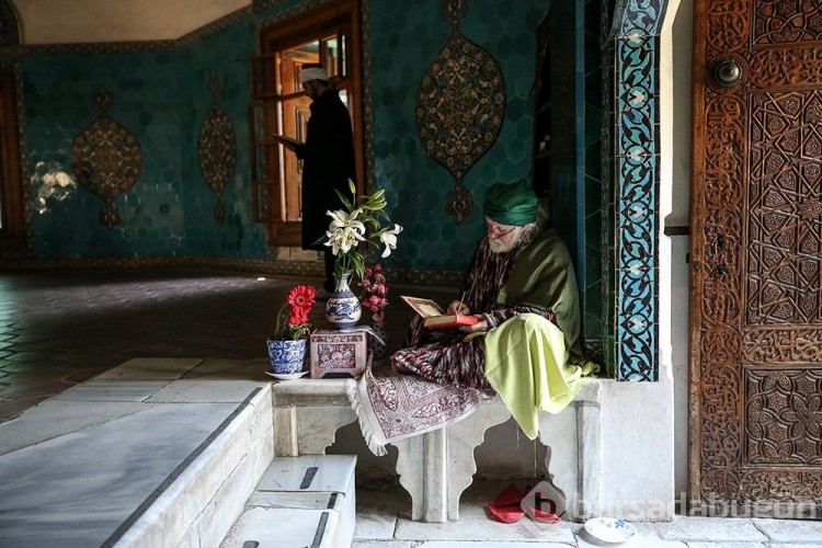 İngiliz ressamın Yeşil Türbe'deki tablosunu 153 yıl sonra fotoğrafladı
