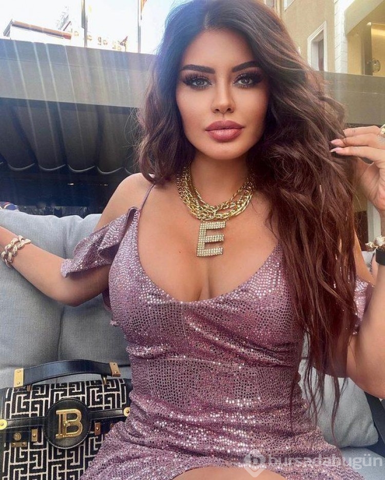 Ebru Polat duş sonrası fotoğraf paylaştı

