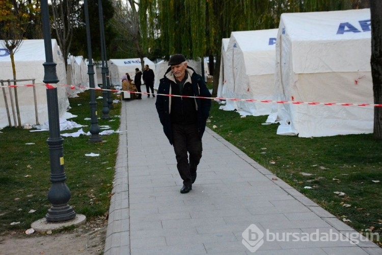 Düzce'de depremzedeler güne çadırda uyandı
