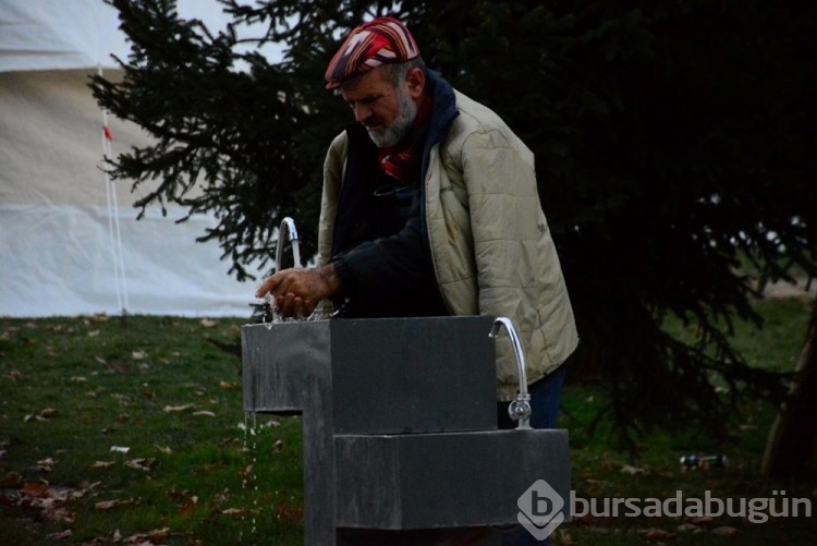Düzce'de depremzedeler güne çadırda uyandı
