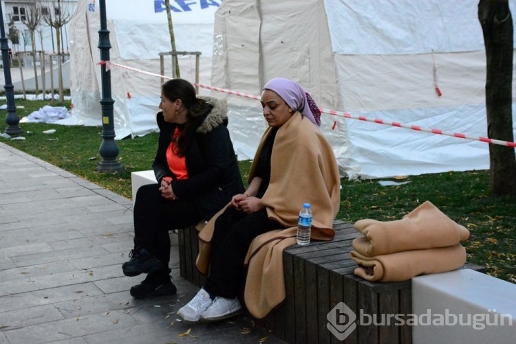 Düzce'de depremzedeler güne çadırda uyandı
