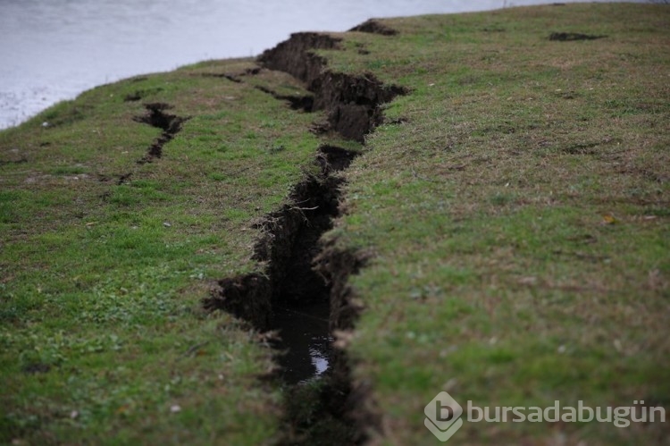 Düzce depreminin ardından toprakta kırılmalar oluştu
