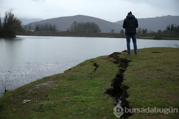 Düzce depreminin ardından toprakta kırılmalar oluştu
