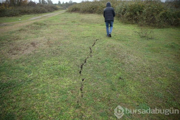 Düzce depreminin ardından toprakta kırılmalar oluştu
