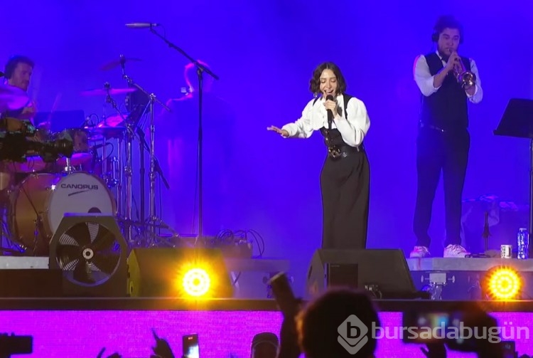 Şarkıcı Zeynep Bastık Katar'da sahne aldı
