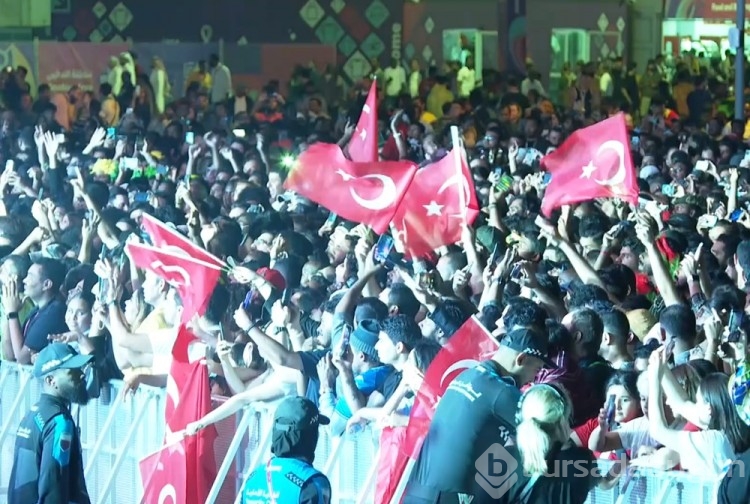 Şarkıcı Zeynep Bastık Katar'da sahne aldı
