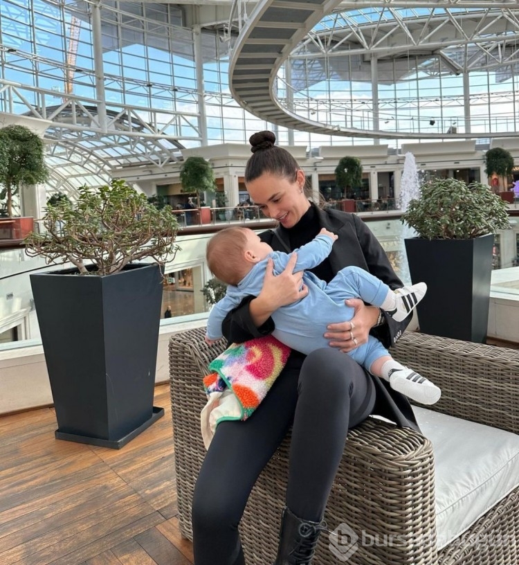 Hande Soral, minik oğluyla alışverişte

