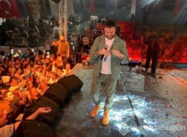 Konserde Sinan Akçıl'a mesir macunu attılar!
