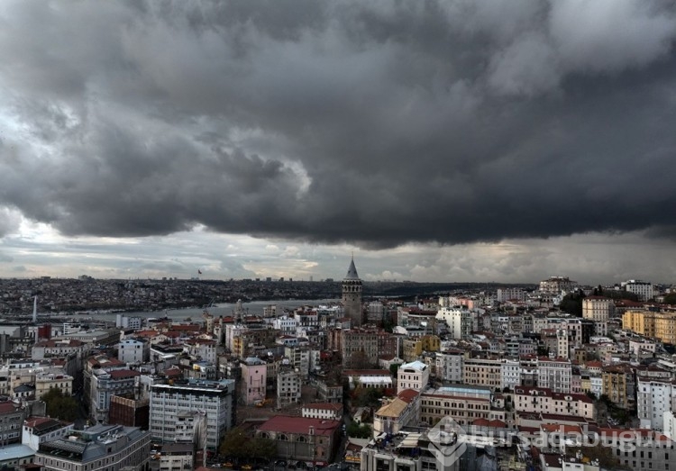 İstanbul'u kara bulutlar kapladı
