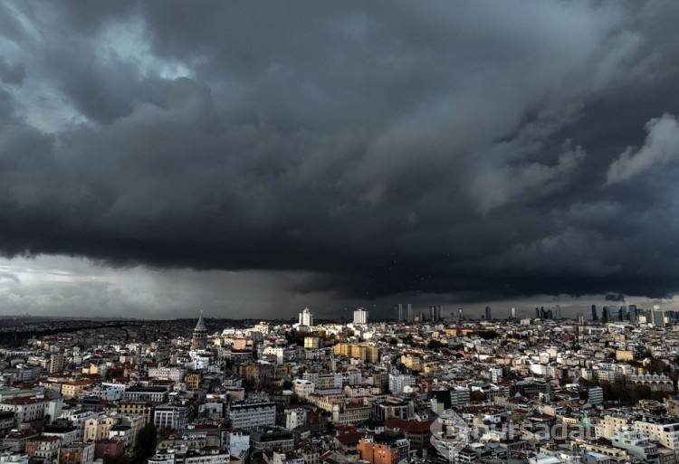 İstanbul'u kara bulutlar kapladı
