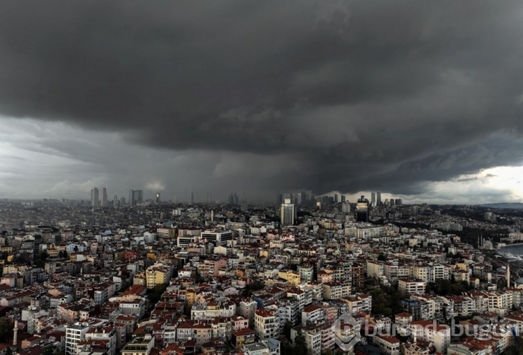 İstanbul'u kara bulutlar kapladı
