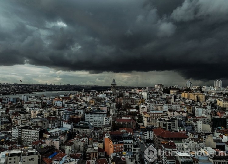İstanbul'u kara bulutlar kapladı
