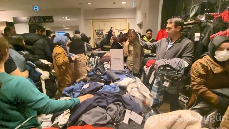 AVM'lerde "muhteşem cuma" kalabalığı