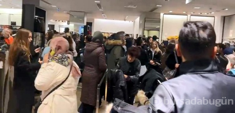 AVM'lerde "muhteşem cuma" kalabalığı