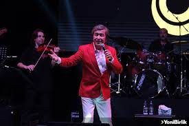 Erol Evgin'in adı okuduğu sınıfa verildi
