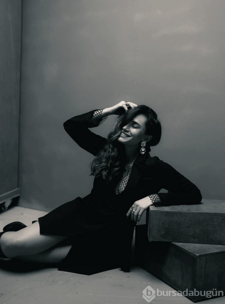Hande Doğandemir'in göğüs dekolteli pozuna beğen yağdı