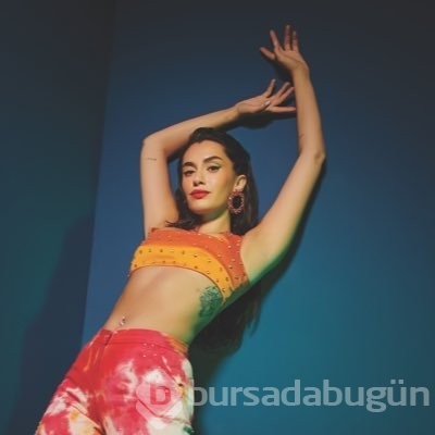 Hande Doğandemir'in göğüs dekolteli pozuna beğen yağdı
