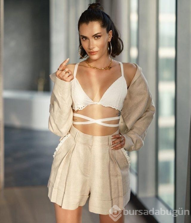 Hande Doğandemir'in göğüs dekolteli pozuna beğen yağdı