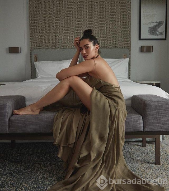 Hande Doğandemir'in göğüs dekolteli pozuna beğen yağdı