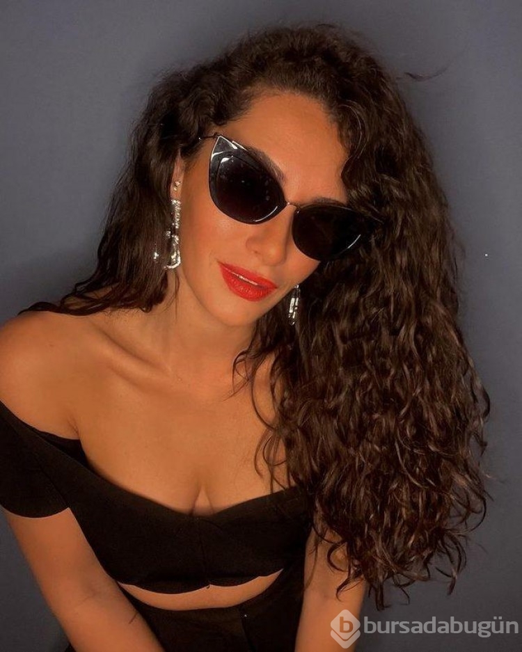 Hande Doğandemir'in göğüs dekolteli pozuna beğen yağdı