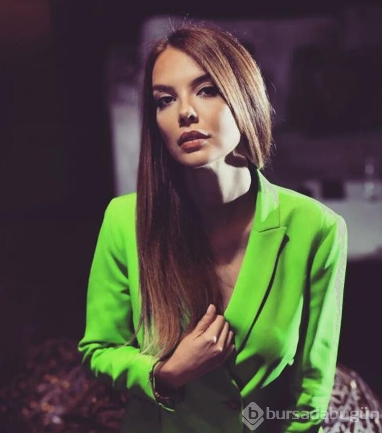 Selen Soyder dekoltesiyle dikkat çekti
