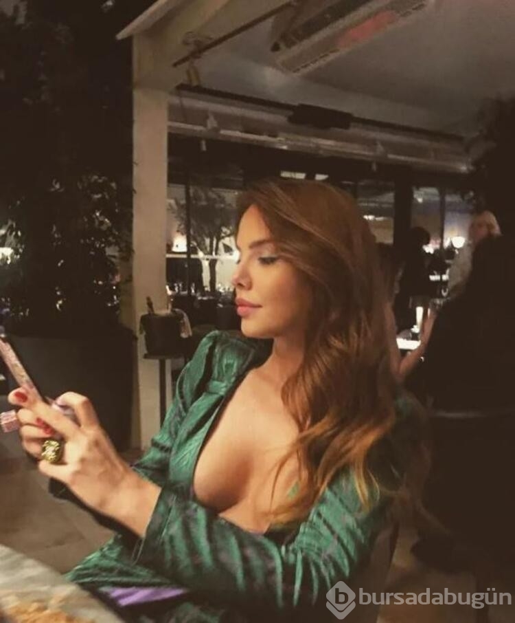 Selen Soyder dekoltesiyle dikkat çekti