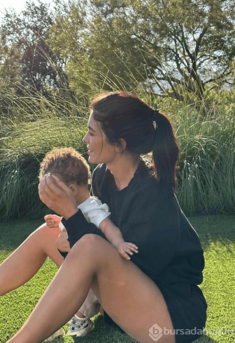 Kylie Jenner oğlunu paylaştı