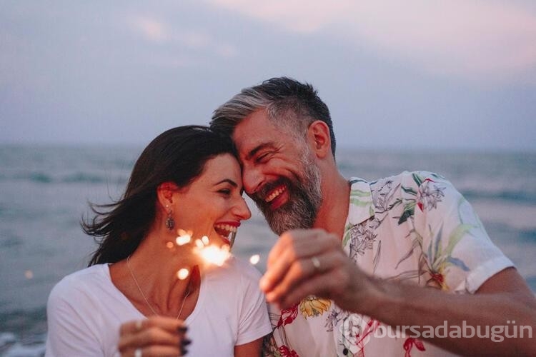 Kadınların aşık olduğunu gösteren hareketler
