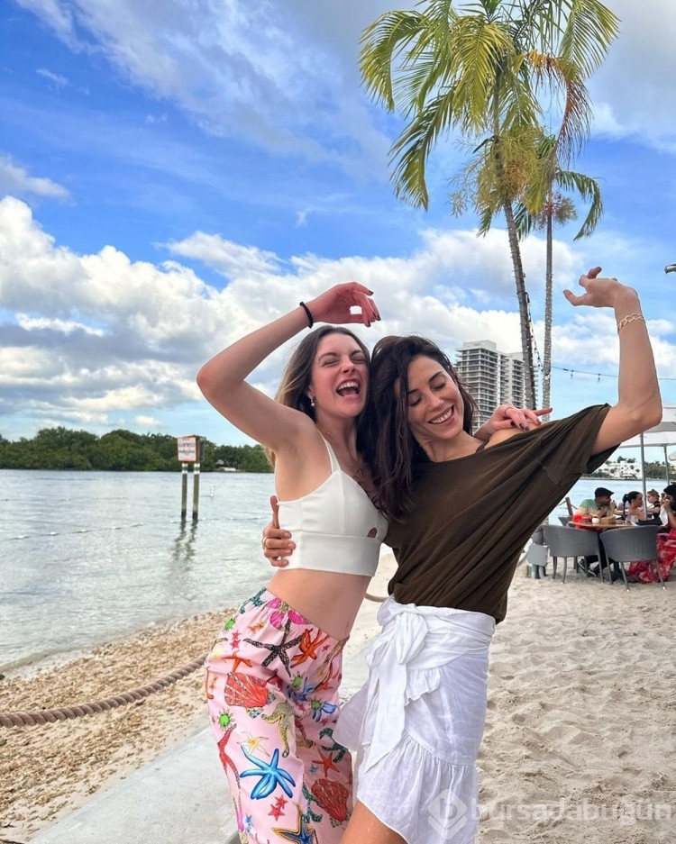 Cansu Dere ile Melis Sezen Miami'de tatilde