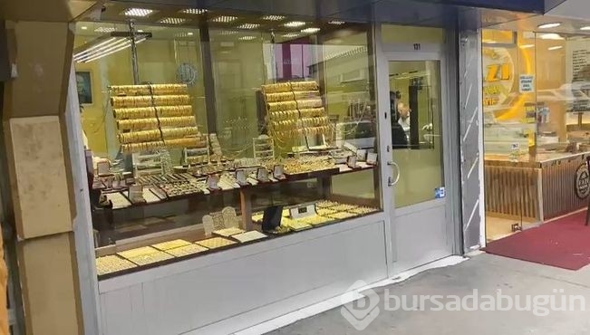 Mustafa Ceceli'nin ailesine hırsızlık şoku!
