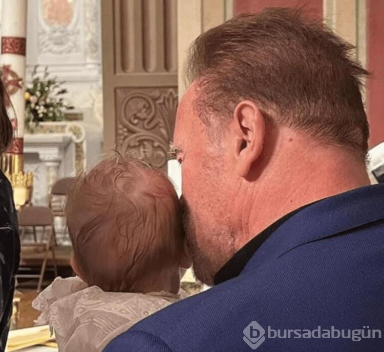 Arnold Schwarzenegger'den torunuyla poz
