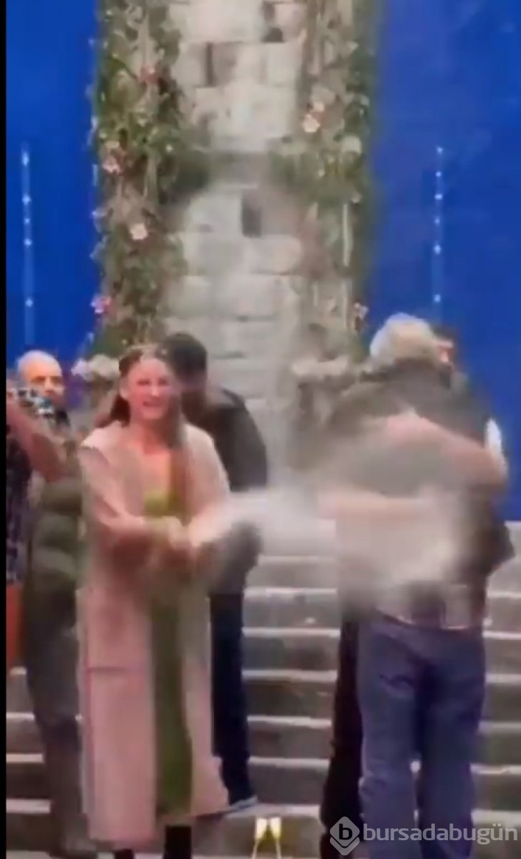 Serenay Sarıkaya, şampanya patlattı
