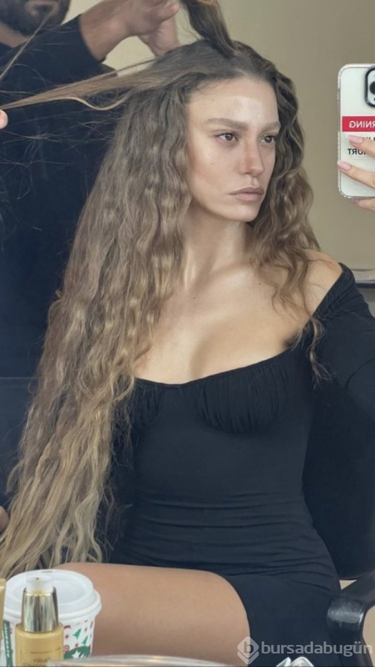 Serenay Sarıkaya, şampanya patlattı
