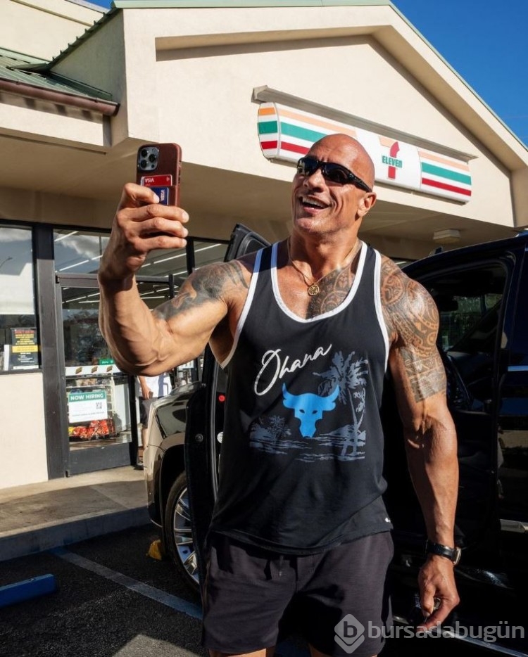 Dwayne Johnson, çocuken hırsızlık yaptığı marketteki tüm çikolata barlarını satın aldı
