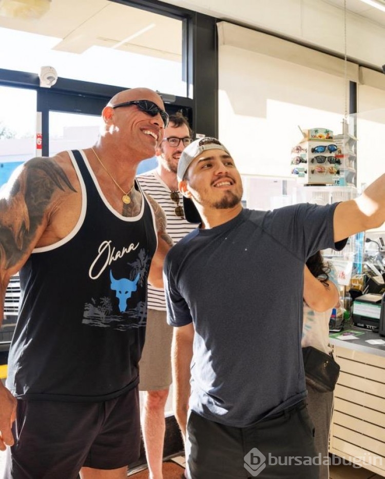 Dwayne Johnson, çocuken hırsızlık yaptığı marketteki tüm çikolata barlarını satın aldı
