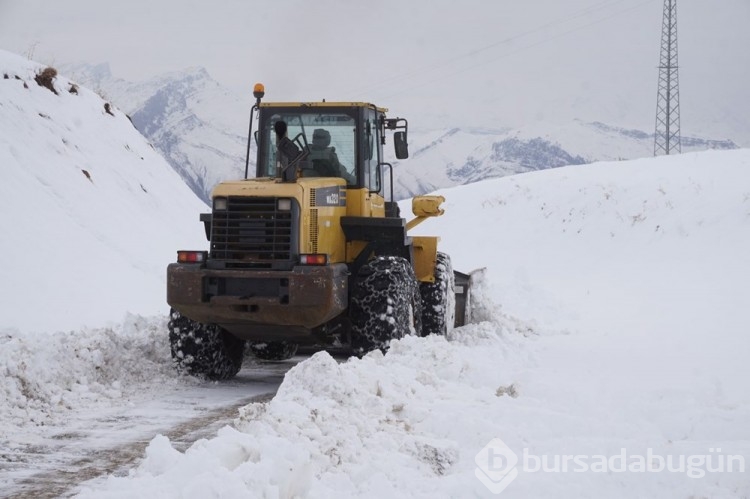 Şırnak'ta kar 1 metreyi buldu