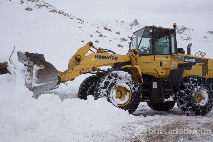 Şırnak'ta kar 1 metreyi buldu