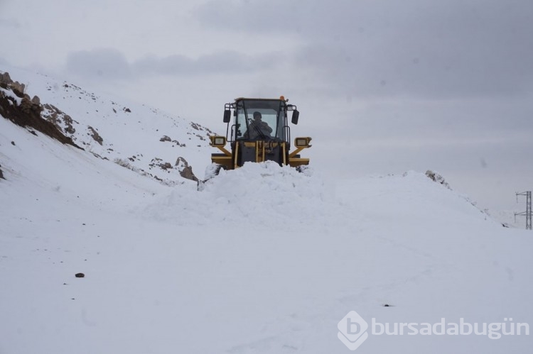 Şırnak'ta kar 1 metreyi buldu