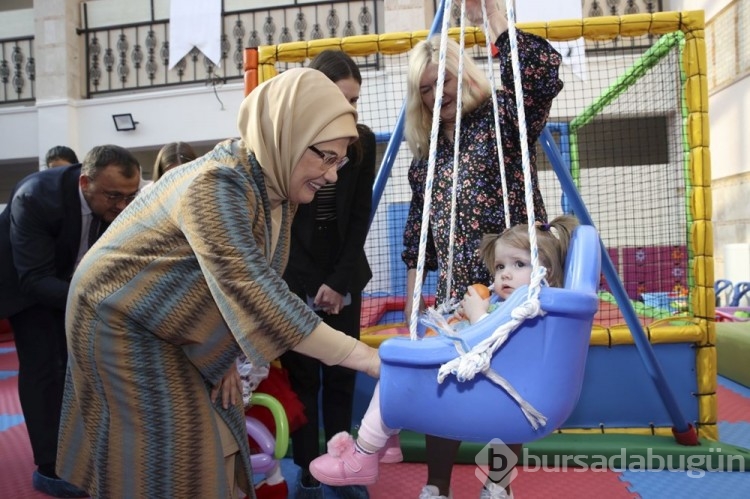 Emine Erdoğan, Ukrayna'dan gelen yetim çocuklarla buluştu