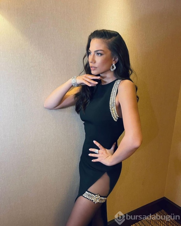 Demet Özdemir, yırtmaçlı elbisesiyle poz verdi
