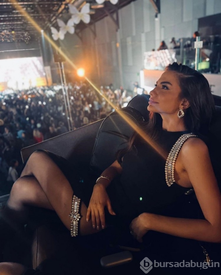 Demet Özdemir, yırtmaçlı elbisesiyle poz verdi