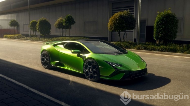 Lamborghini asfaltın dışına çıktı