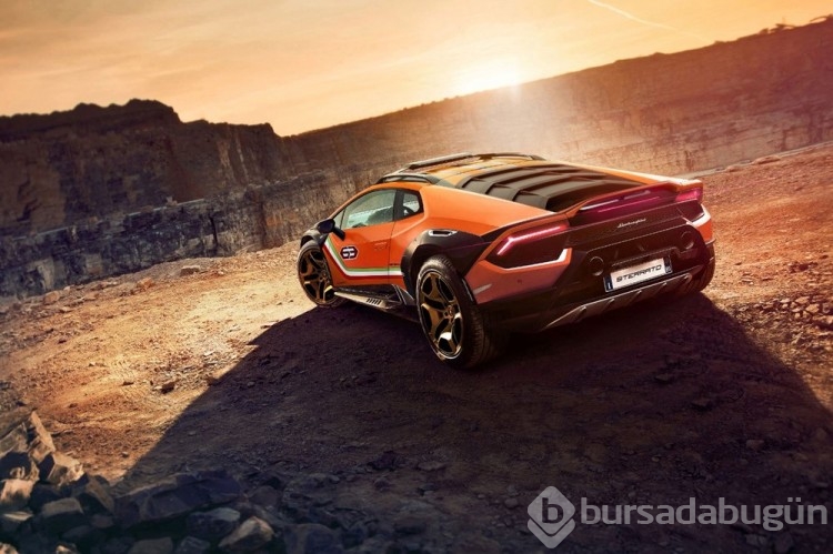 Lamborghini asfaltın dışına çıktı